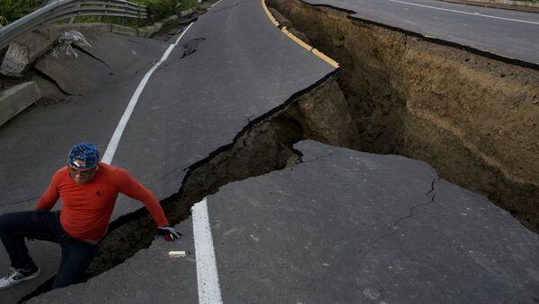 Um homem brinca em uma estrada afetada pelo sismo no Equador, em 19 de abril de 2016 - Sputnik Brasil