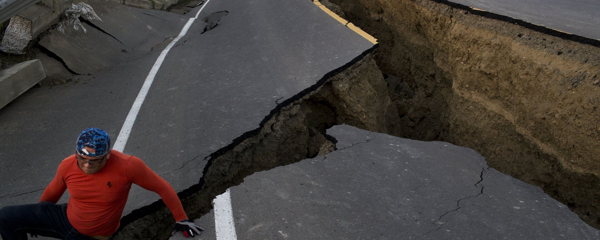 Um homem brinca em uma estrada afetada pelo sismo no Equador, em 19 de abril de 2016 - Sputnik Brasil, 1920, 31.01.2025