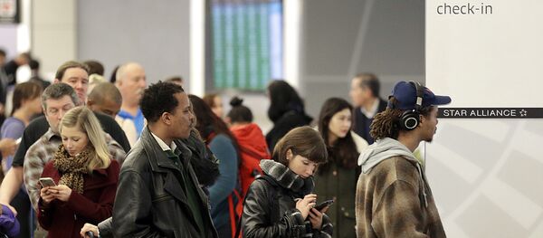 Passageiros esperam em fila da United Airlines - Sputnik Brasil
