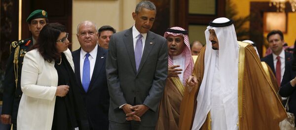 Presidente dos EUA Barack Obama conversa com o rei saudita Salman bin Abdulaziz, durante visita à Arábia Saudita - Sputnik Brasil