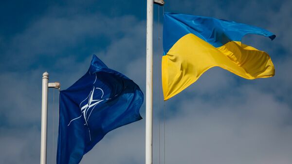 Bandeiras da OTAN e da Ucrânia - Sputnik Brasil