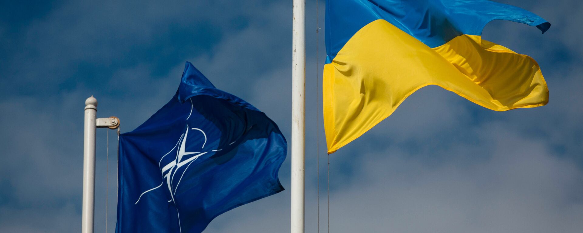 Bandeiras da OTAN e da Ucrânia - Sputnik Brasil, 1920, 13.10.2022