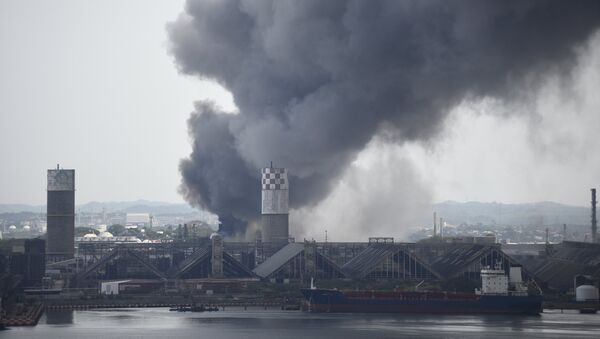 Smoke rises from the explosion site at Mexican national oil company Pemex's Pajaritos petrochemical complex in Coatzacoalcos, Veracruz state, Mexico, April 20, 2016. - Sputnik Brasil