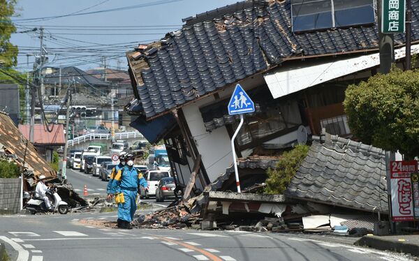 Socorristas japoneses procurando sobreviventes após o terramoto em Kumamoto - Sputnik Brasil