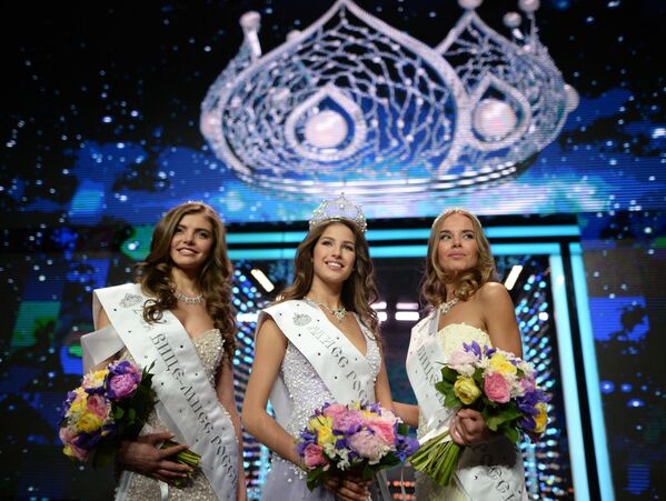 Yulia Khoroshavina, segunda dama de honor da Miss Rússia 2016, Yana Dobrovolskaya, Miss Rússia 2016 e Yuliana Korolkova, primeira dama de honor, na final do concurso Miss Rússia 2016 - Sputnik Brasil