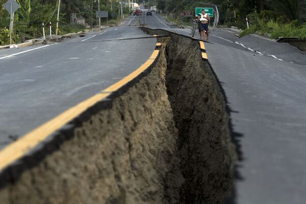Uma estrada no Equador rachada ao meio após o terremoto - Sputnik Brasil
