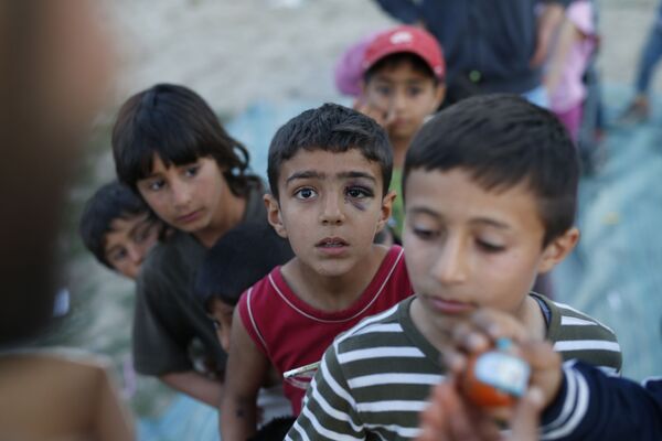 Crianças na fila para receber brinquedos no campo de refugiados na Grécia - Sputnik Brasil
