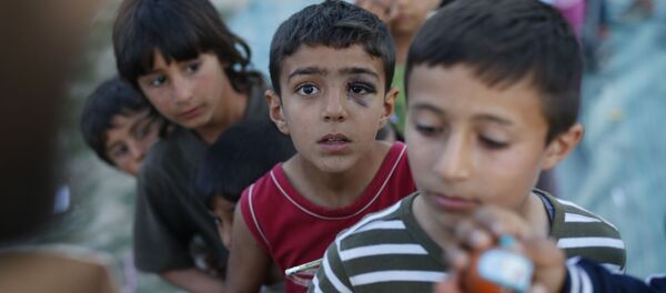 Crianças na fila para receber brinquedos no campo de refugiados na Grécia - Sputnik Brasil