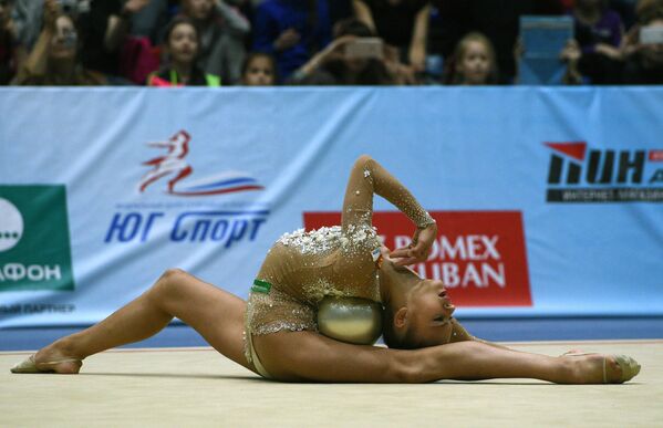 Alexandra Soldatova realiza exercícios com a bola no Campeonato da Rússia de Ginástica Rítmica em Sochi - Sputnik Brasil