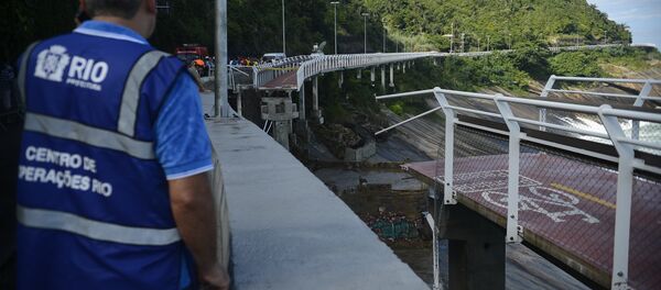 Trecho de ciclovia inaugurada em janeiro desaba no Rio Trecho de ciclovia inaugurada em janeiro desaba no Rio - Sputnik Brasil