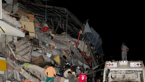 Prédio totalmente destruído pelo terremoto que atingiu Equador em 16 de abril de 2016 - Sputnik Brasil
