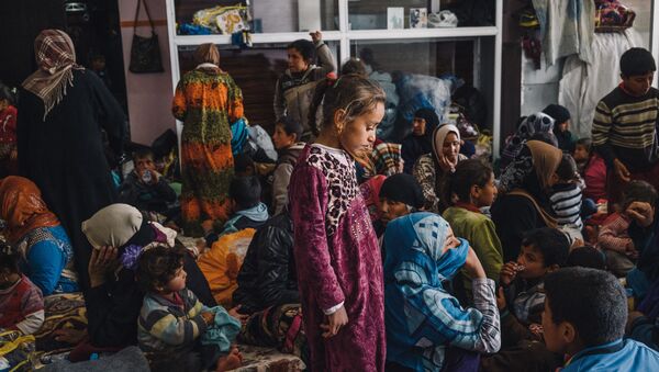 Crianças e mulheres num edifício para civis deslocados em Makhmour, ao leste de Mossul, Iraque (Foto de arquivo) - Sputnik Brasil