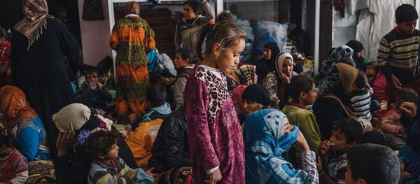 Crianças e mulheres num edifício para civis deslocados em Makhmour, ao leste de Mossul, Iraque (Foto de arquivo) - Sputnik Brasil
