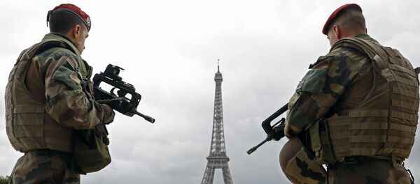 Paraquedistas do exército francês patrulham a área perto da Torre Eiffel em Paris - Sputnik Brasil