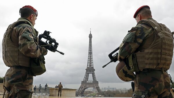 Paraquedistas do exército francês patrulham a área perto da Torre Eiffel em Paris - Sputnik Brasil