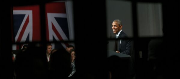 U.S. President Barrack Obama smiles as he is reflected in a mirror as he takes part in a Town Hall meeting at Lindley Hall in London, Britain, April 23, 2016 - Sputnik Brasil