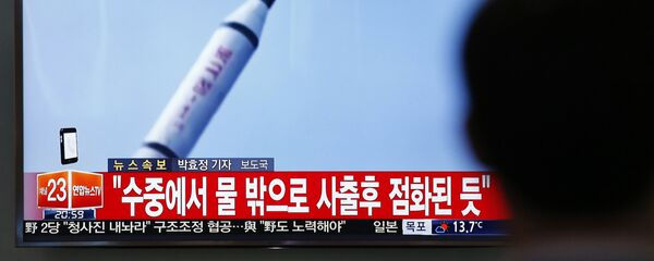 A man watches a TV news program showing a file footage of a missile launch conducted by North Korea, at the Seoul Train Station in Seoul, South Korea, Saturday, April 23, 2016 - Sputnik Brasil