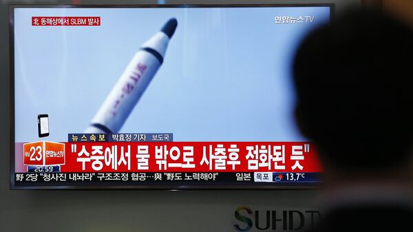 A man watches a TV news program showing a file footage of a missile launch conducted by North Korea, at the Seoul Train Station in Seoul, South Korea, Saturday, April 23, 2016 - Sputnik Brasil