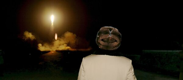 Líder da Coreia do Norte, Kim Jong Un, vâ lançamento de foguete (foto de arquivo) - Sputnik Brasil