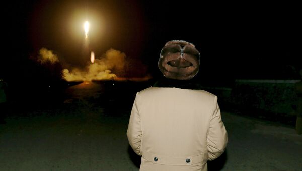 Líder da Coreia do Norte, Kim Jong Un, vâ lançamento de foguete (foto de arquivo) - Sputnik Brasil