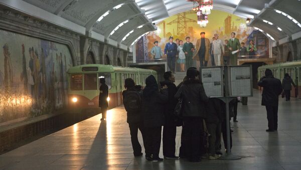 North Korean subway commuters gather around a public newspaper stand on the train platform in Pyongyang (File) - Sputnik Brasil