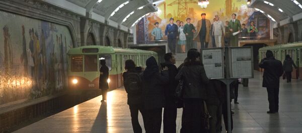 North Korean subway commuters gather around a public newspaper stand on the train platform in Pyongyang (File) - Sputnik Brasil