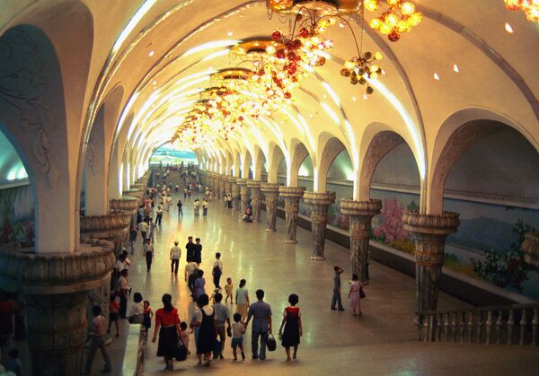 Os viajantes esperam por trens no metrô de Pyongyang, a capital norte-coreana - Sputnik Brasil