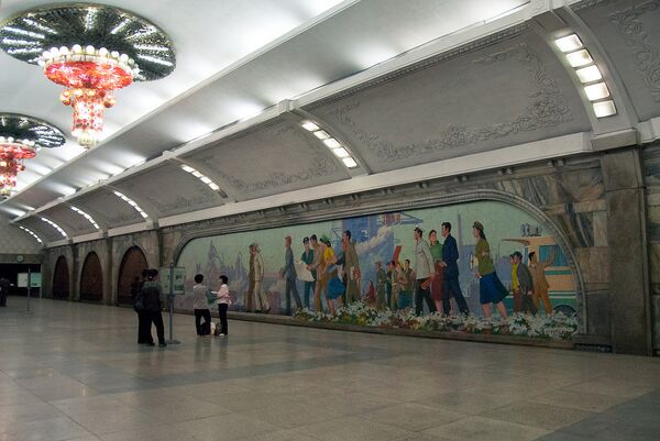 Pintura mural de mosaico no metrô de Poyngyang. - Sputnik Brasil