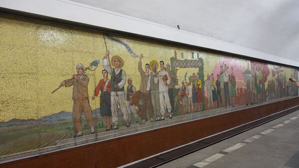 Pintura mural de mosaico no metrô de Poyngyang. - Sputnik Brasil