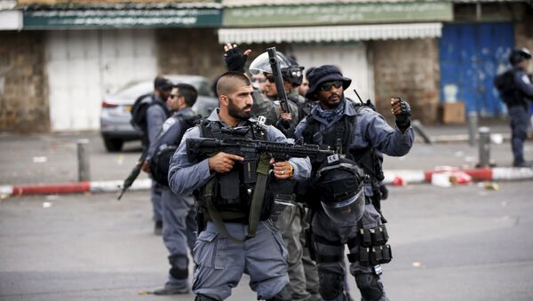 Os policiais israelenses protegem a área onde um palestino esfaqueou dois judeus israelenses antes que ele foi morto a tiros fora da Cidade Velha de Jerusalém. - Sputnik Brasil