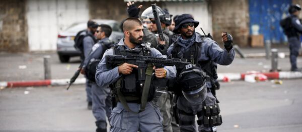 Os policiais israelenses protegem a área onde um palestino esfaqueou dois judeus israelenses antes que ele foi morto a tiros fora da Cidade Velha de Jerusalém. - Sputnik Brasil