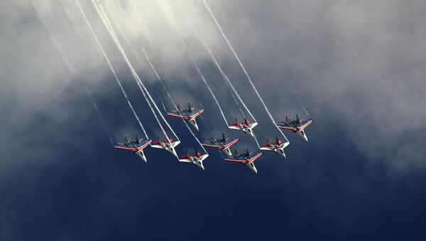 Joint flight of the Russian Knights and Swifts aerobatics teams at the air forces' general rehearsal for the Common Sky event at Zhukovsky Airfield. - Sputnik Brasil