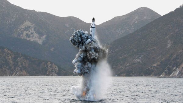 North Korean leader Kim Jong Un guides on the spot the underwater test-fire of strategic submarine ballistic missile in this undated photo released by North Korea's Korean Central News Agency (KCNA) in Pyongyang on April 24, 2016 - Sputnik Brasil
