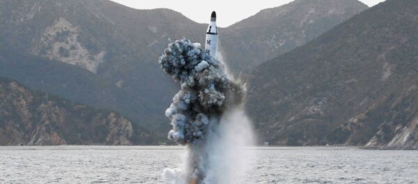 Líder da Coreia do Norte, Kim Jong Un, lidera teste de lançamento de míssil balístico feito por submarino - Sputnik Brasil
