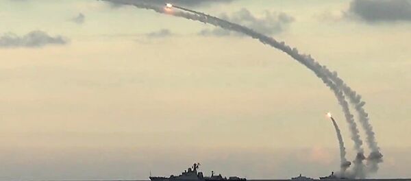 Navios da Frota do mar Cáspio realizam lançamentos de mísseis Kalibr-NK contra infraestruturas do Daesh a partir do mar Cáspio, novembro de 2015 - Sputnik Brasil