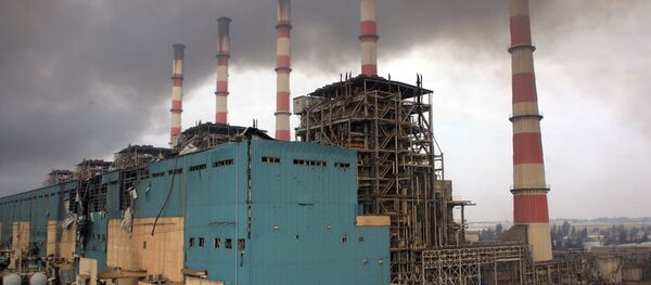 A general view shows smoke billowing from Aleppo's thermal power plant after re-taking Syrian government forces re-took the area on the eastern outskirts of Syria's northern embattled city of Aleppo from Islamic State (IS) group fighters (File) - Sputnik Brasil