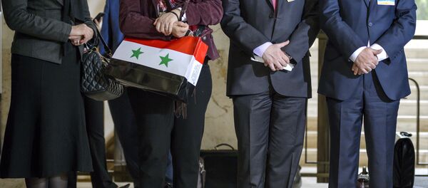 Membros da delegação de Damasco nas negociações sobre paz na Síria após encontro com o enviado especial da ONU para Síria Staffan de Mistura. Genebra, 18 de abril de 2016 Membros da delegação de Damasco nas negociações sobre paz na Síria após encontro com o enviado especial da ONU para Síria Staffan de Mistura. Genebra, 18 de abril de 2016 - Sputnik Brasil