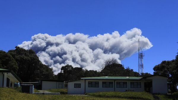 Cinzas sobre o vulcão Turrialba - Sputnik Brasil
