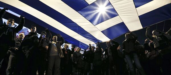 Manifestantes pró-governo erguem bandeira da Grécia. - Sputnik Brasil
