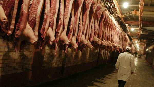 Carcaças de carne no frigorífico (foto de arquivo) - Sputnik Brasil