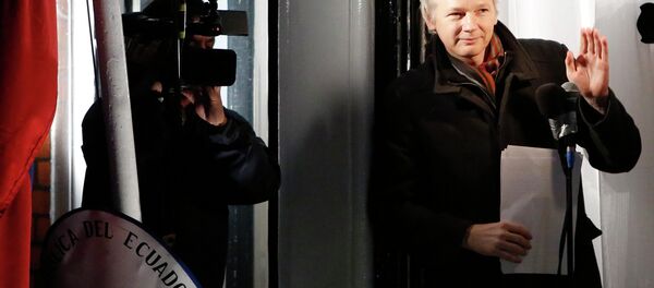 Fundador do Wikileaks, Julian Assange, na varanda da Embaixada do Equador - Sputnik Brasil