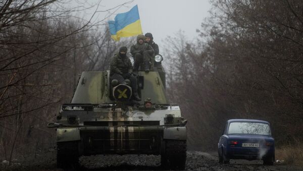 Ukrainian servicemen ride atop an armored vehicle with a Ukrainian flag, on the outskirts of Donetsk, Ukraine - Sputnik Brasil