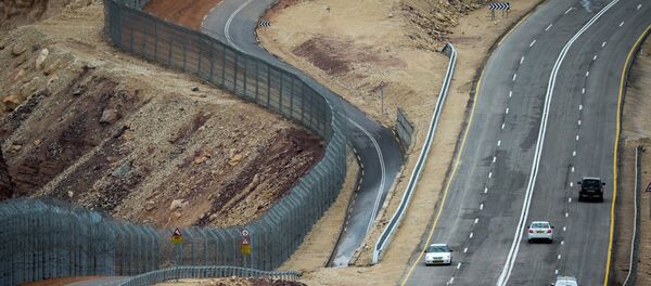 A picture taken on March 9, 2014 shows a general view of the fencing along the southern Israeli border with Egypt near the Red Sea resort of Eilat - Sputnik Brasil