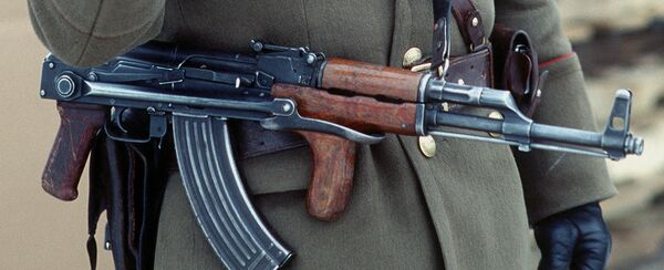 Soldado romeno com fuzil de assalto PM md. 63/65 em 1989 - Sputnik Brasil