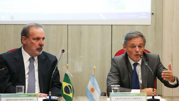 Ministros Armando Monteiro e Francisco Cabrera discutem em Brasília acordo de livre comércio entre Brasil e Argentina - Sputnik Brasil