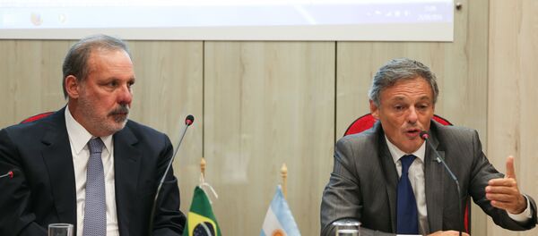 Ministros Armando Monteiro e Francisco Cabrera discutem em Brasília acordo de livre comércio entre Brasil e Argentina - Sputnik Brasil