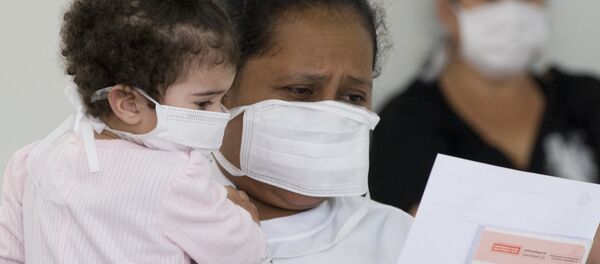 A woman holds in arms her daughter as they wait to be checked for Influenza A(H1N1) (swine flu) infection at a special facility of the Miguel Couto hospital in Rio de Janeiro, Brazil on August 6, 2009. - Sputnik Brasil