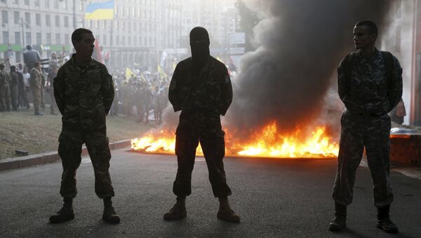Tyres are set on fire during a rally held by members of the far-right radical group Right Sector, representatives of the Ukrainian volunteer corps and their supporters in central Kiev, Ukraine - Sputnik Brasil