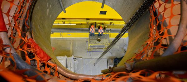 Dois funcionários em uma instalação de armazenagem de combustível irradiado «a seco» perto da usina nuclear de Chernobyl - Sputnik Brasil