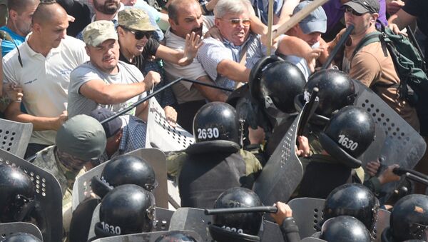 Participantes de protestos perto de edifício de Suprema Rada durante confrontos com forças policiais em Kiev, Ucrânia, agosto de 2015 - Sputnik Brasil